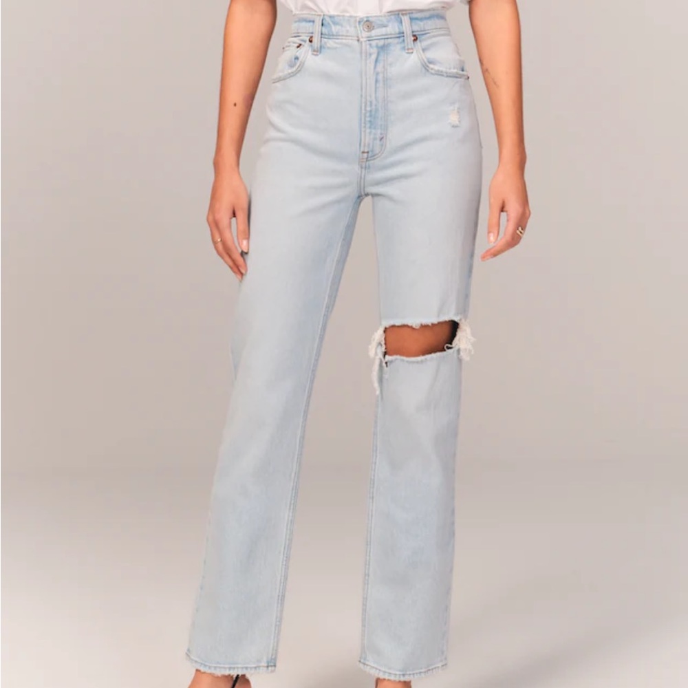 Abercrombie Ultra High Rise 90s Straight Jean Size 27 or 4